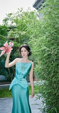 杨幂礼裙绿裙穿着行走在绿竹庄园之间超美写真图片