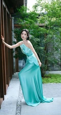 杨幂礼裙绿裙穿着行走在绿竹庄园之间超美写真图片