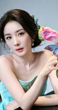 杨幂礼裙绿裙穿着行走在绿竹庄园之间超美写真图片