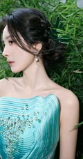 杨幂礼裙绿裙穿着行走在绿竹庄园之间超美写真图片