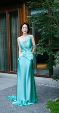 杨幂礼裙绿裙穿着行走在绿竹庄园之间超美写真图片