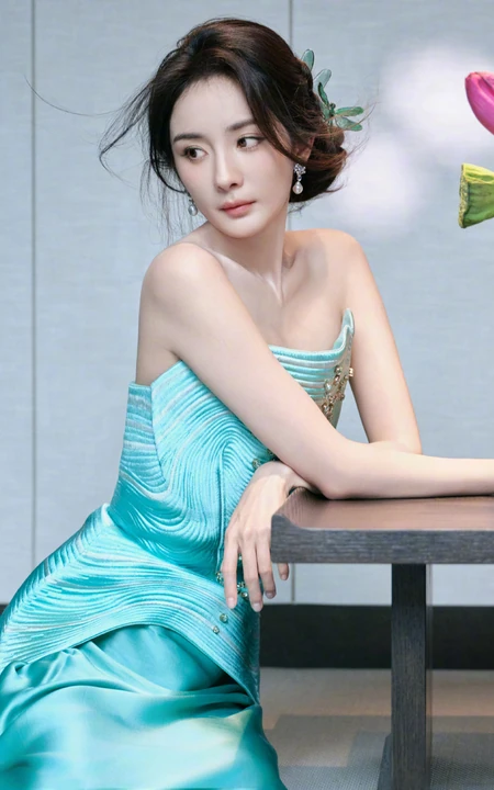 杨幂礼裙绿裙穿着行走在绿竹庄园之间超美写真图片