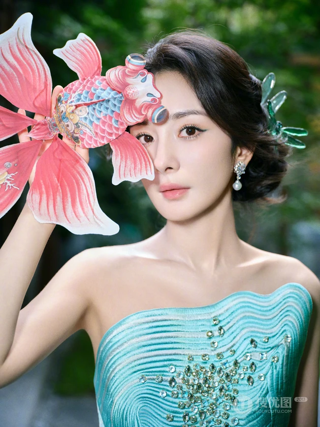 杨幂礼裙绿裙穿着行走在绿竹庄园之间超美写真图片