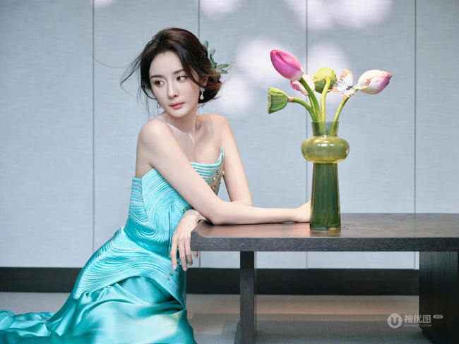 杨幂礼裙绿裙穿着行走在绿竹庄园之间超美写真图片