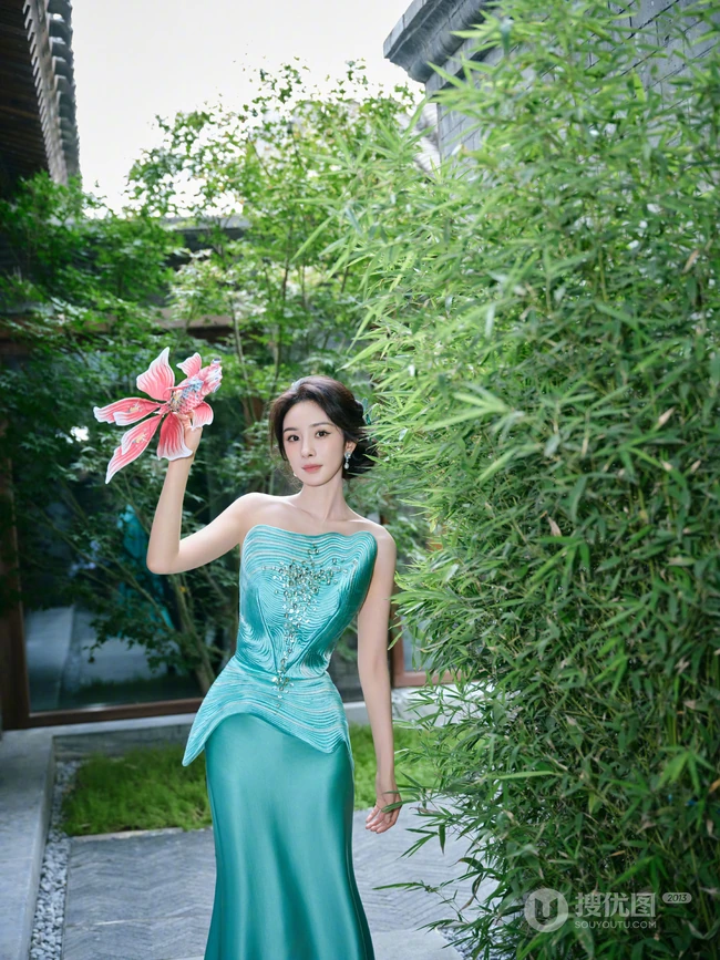 杨幂礼裙绿裙穿着行走在绿竹庄园之间超美写真图片