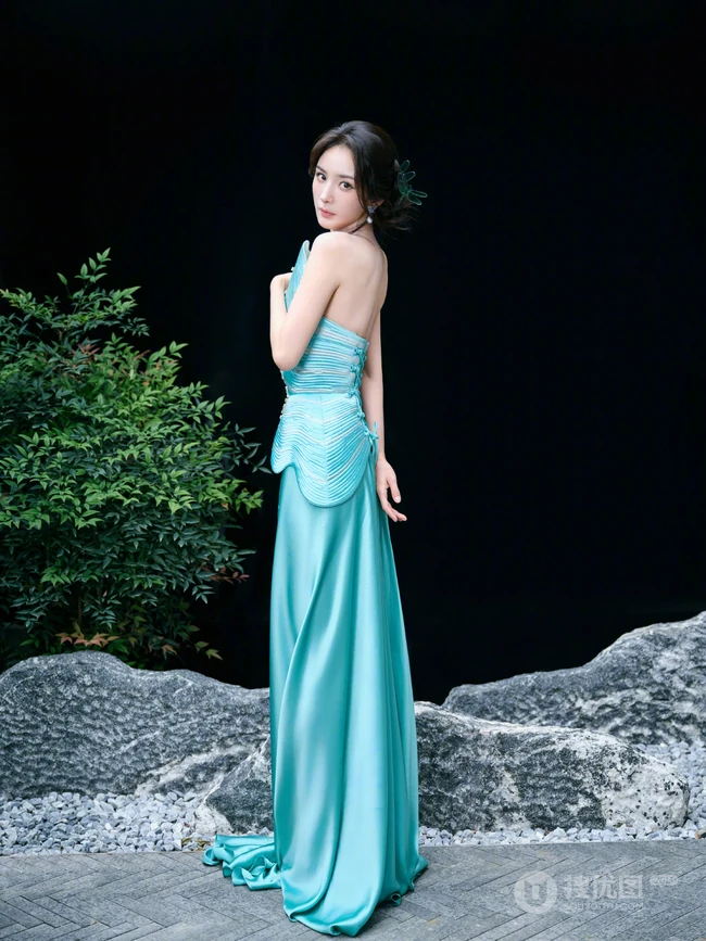 杨幂礼裙绿裙穿着行走在绿竹庄园之间超美写真图片