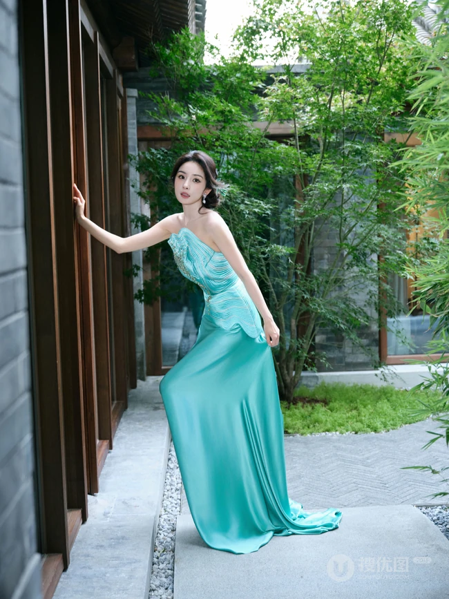 杨幂礼裙绿裙穿着行走在绿竹庄园之间超美写真图片
