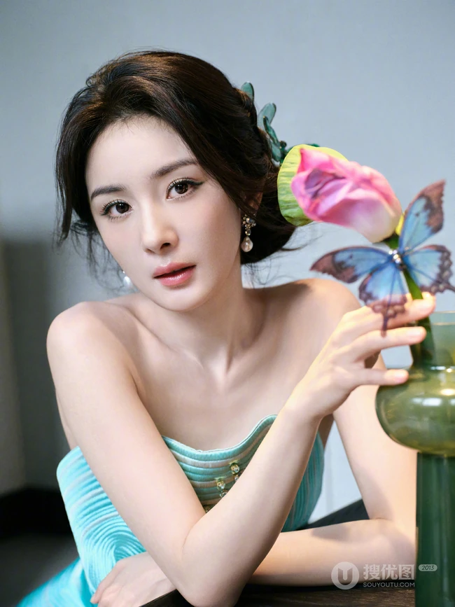 杨幂礼裙绿裙穿着行走在绿竹庄园之间超美写真图片