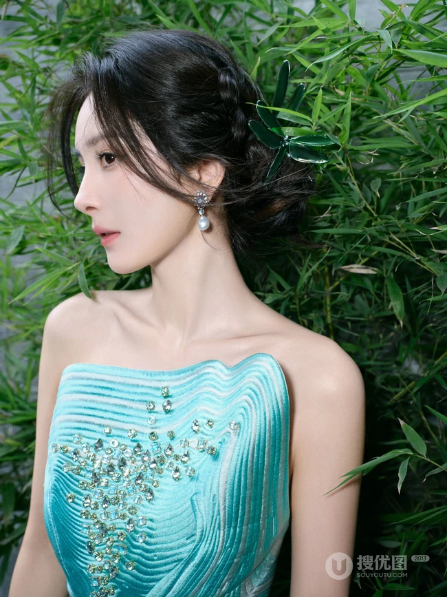 杨幂礼裙绿裙穿着行走在绿竹庄园之间超美写真图片