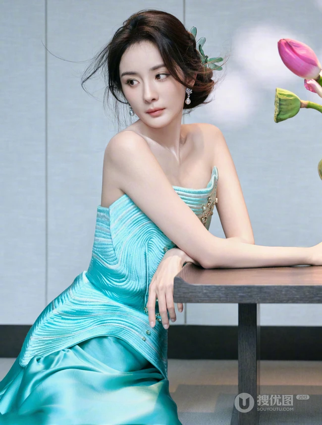 杨幂礼裙绿裙穿着行走在绿竹庄园之间超美写真图片
