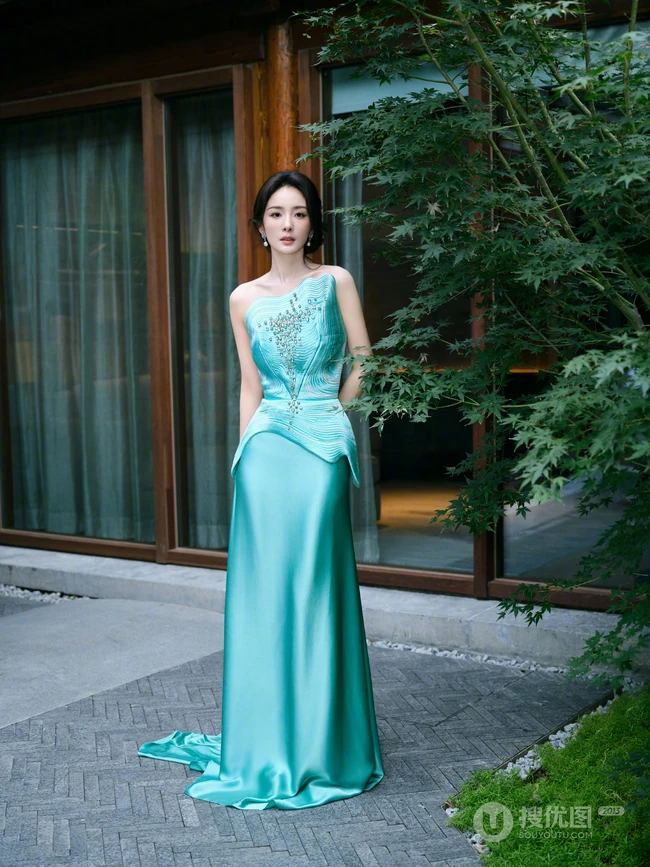 杨幂礼裙绿裙穿着行走在绿竹庄园之间超美写真图片