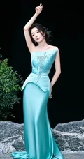 杨幂礼裙绿裙穿着行走在绿竹庄园之间超美写真图片
