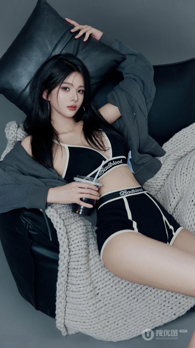 青春靓丽，光彩照人的黑色运动内衣短裤美女居家私房写真手机壁纸