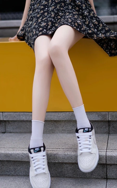 坐在台阶上的黑色碎花裙板鞋穿搭美腿美少女美拍手机壁纸图片