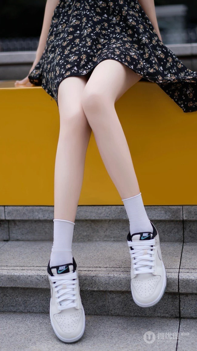 坐在台阶上的黑色碎花裙板鞋穿搭美腿美少女美拍手机壁纸图片