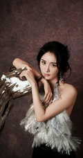 杨幂和鹦鹉，猫咪等小动物合拍美照
