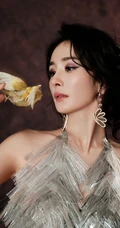 杨幂和鹦鹉，猫咪等小动物合拍美照