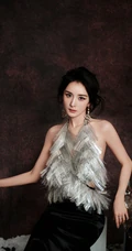 杨幂和鹦鹉，猫咪等小动物合拍美照