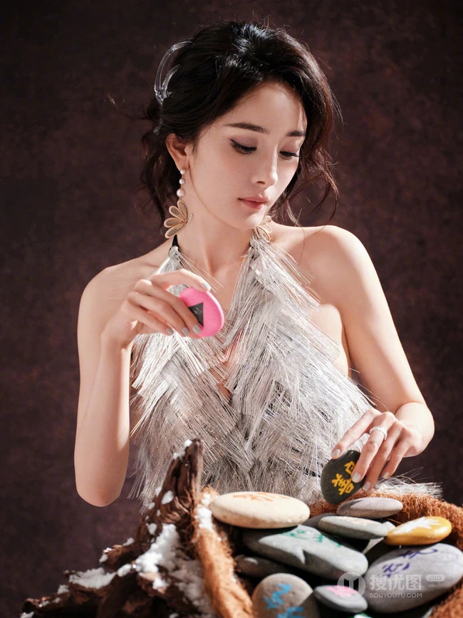 杨幂和鹦鹉，猫咪等小动物合拍美照