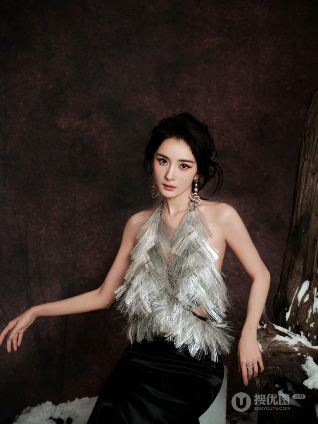 杨幂和鹦鹉，猫咪等小动物合拍美照