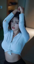 短发女生轻熟白衫加紧身黑色短裙穿搭显匀称身形线条感居家写真图片