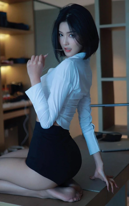 短发女生轻熟白衫加紧身黑色短裙穿搭显匀称身形线条感居家写真图片