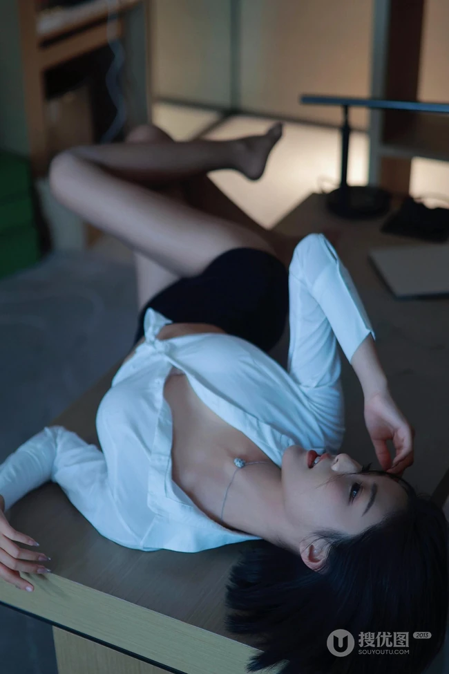 短发女生轻熟白衫加紧身黑色短裙穿搭显匀称身形线条感居家写真图片