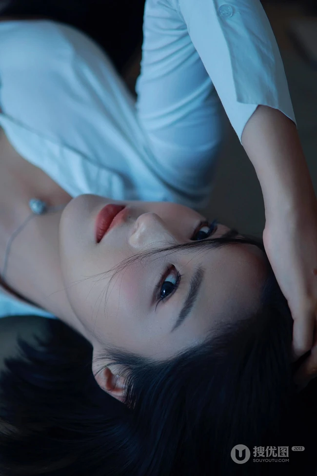 短发女生轻熟白衫加紧身黑色短裙穿搭显匀称身形线条感居家写真图片