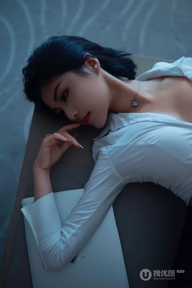 短发女生轻熟白衫加紧身黑色短裙穿搭显匀称身形线条感居家写真图片