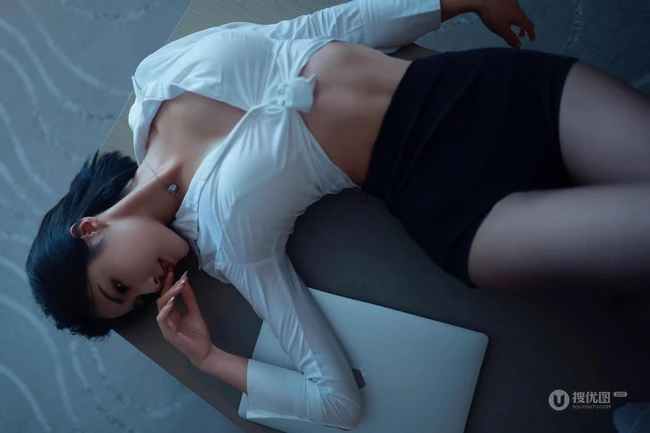 短发女生轻熟白衫加紧身黑色短裙穿搭显匀称身形线条感居家写真图片