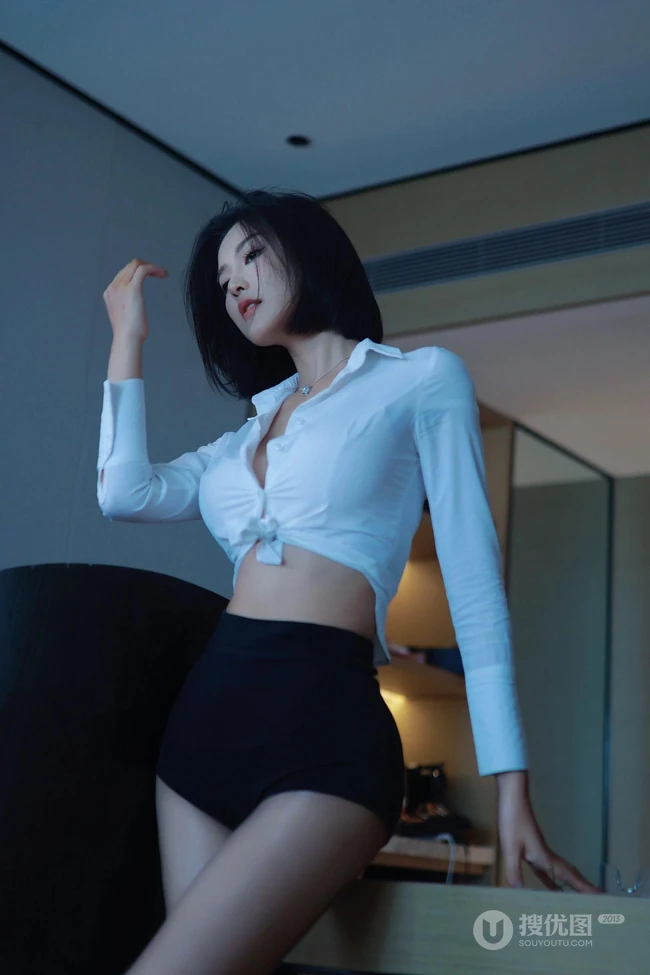 短发女生轻熟白衫加紧身黑色短裙穿搭显匀称身形线条感居家写真图片
