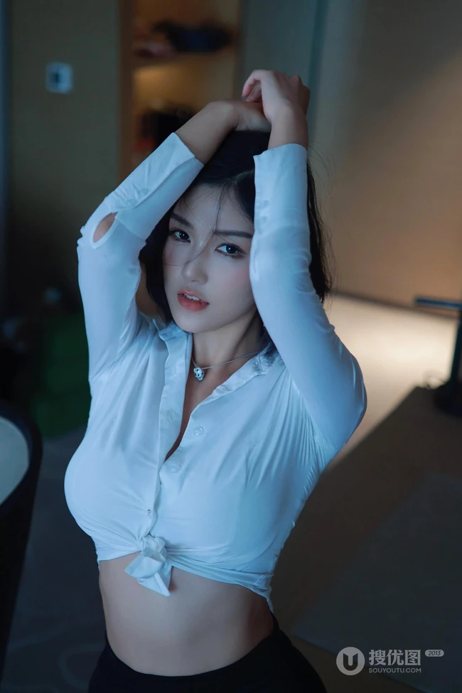 短发女生轻熟白衫加紧身黑色短裙穿搭显匀称身形线条感居家写真图片