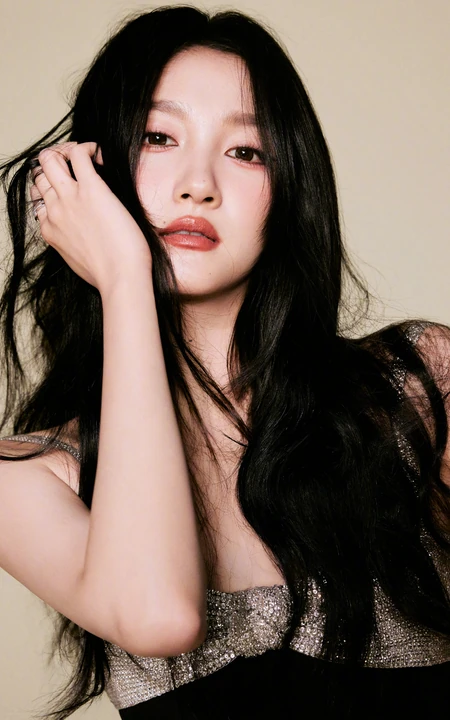 关晓彤淑女范十足肩带裙写真美照