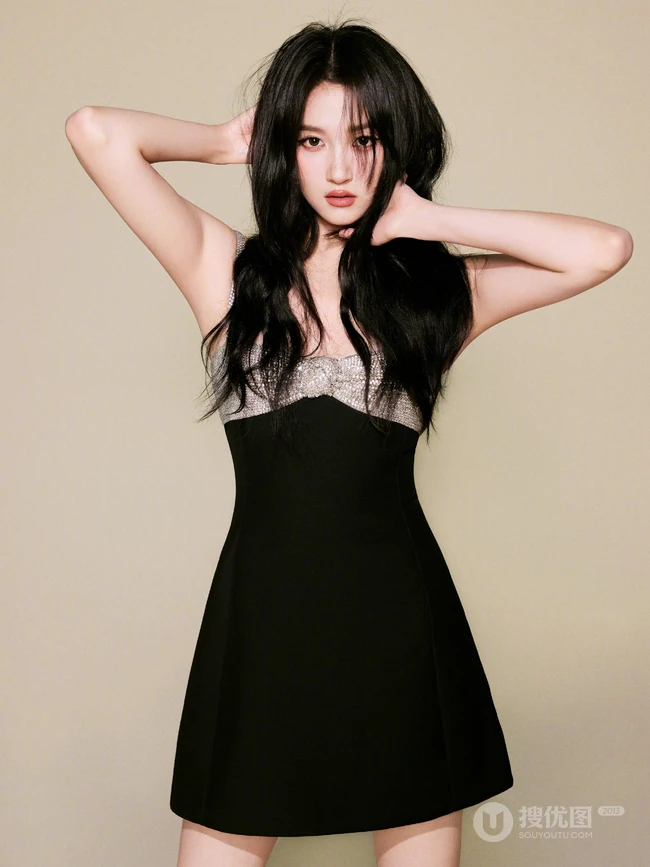 关晓彤淑女范十足肩带裙写真美照