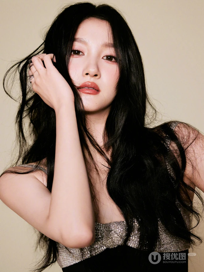 关晓彤淑女范十足肩带裙写真美照