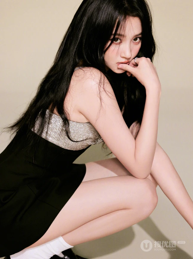 关晓彤淑女范十足肩带裙写真美照