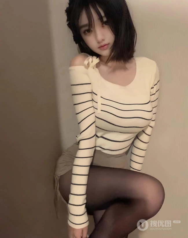 小小袜装，可爱可爱，可爱童颜短发女生生紧身条纹连体裙搭配深袜袜自拍照片