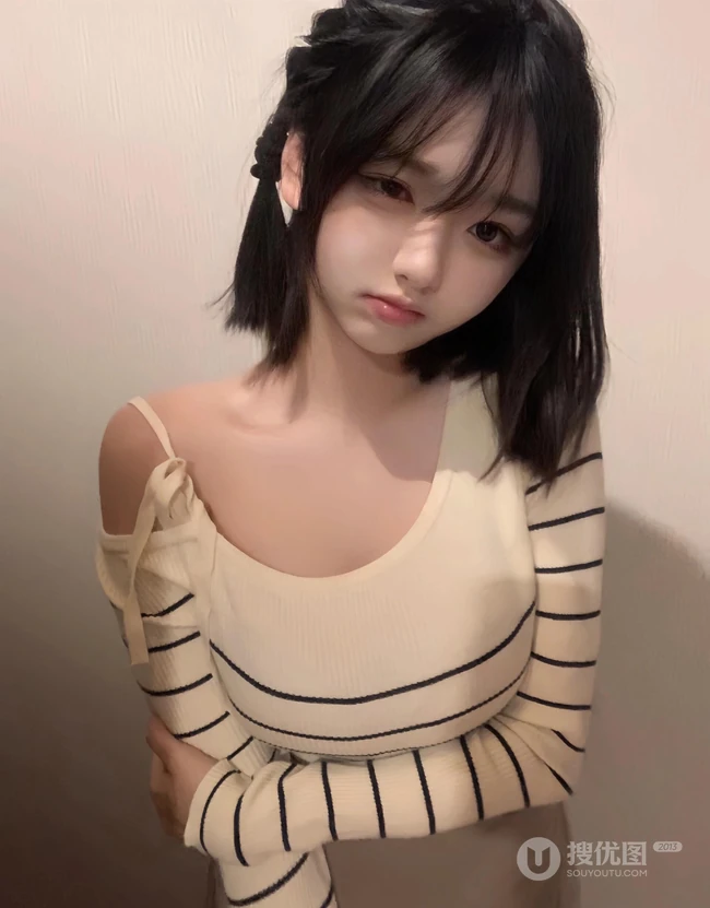 小小袜装，可爱可爱，可爱童颜短发女生生紧身条纹连体裙搭配深袜袜自拍照片