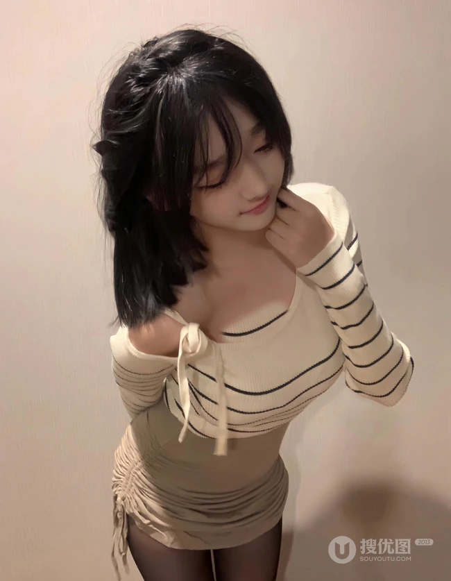 小小袜装，可爱可爱，可爱童颜短发女生生紧身条纹连体裙搭配深袜袜自拍照片
