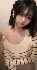 小小袜装，可爱可爱，可爱童颜短发女生生紧身条纹连体裙搭配深袜袜自拍照片