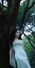 陈都灵一袭蓝色长裙穿搭穿行于迷雾森林写真手机壁纸套图