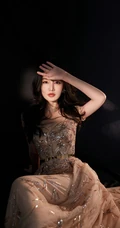 李沁一袭暖色系蕾丝透色长裙着身尽显温婉气质写真手机壁纸套图