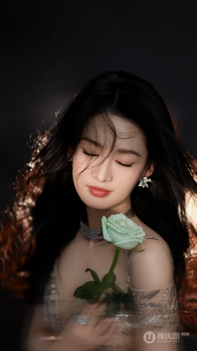 李沁一袭暖色系蕾丝透色长裙着身尽显温婉气质写真手机壁纸套图