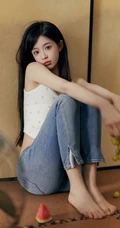 气质纤细线条女生紧身肩带背心牛仔裤穿搭夏日室内写真图片