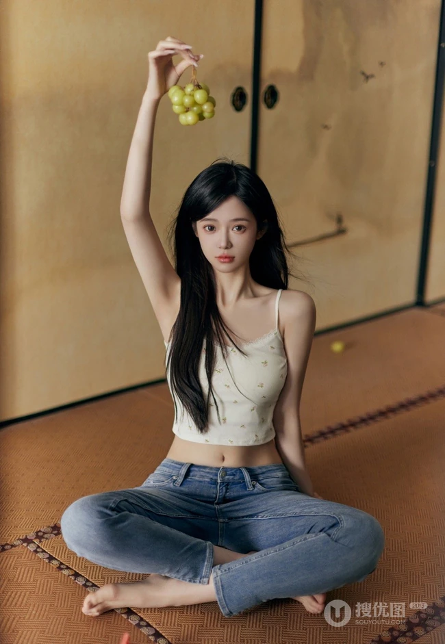 气质纤细线条女生紧身肩带背心牛仔裤穿搭夏日室内写真图片