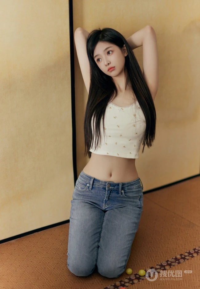 气质纤细线条女生紧身肩带背心牛仔裤穿搭夏日室内写真图片