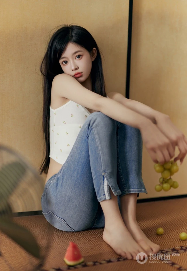 气质纤细线条女生紧身肩带背心牛仔裤穿搭夏日室内写真图片