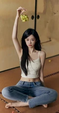 气质纤细线条女生紧身肩带背心牛仔裤穿搭夏日室内写真图片