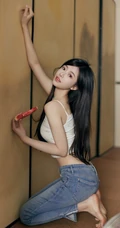 气质纤细线条女生紧身肩带背心牛仔裤穿搭夏日室内写真图片