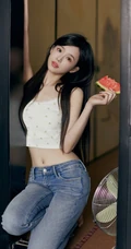 气质纤细线条女生紧身肩带背心牛仔裤穿搭夏日室内写真图片